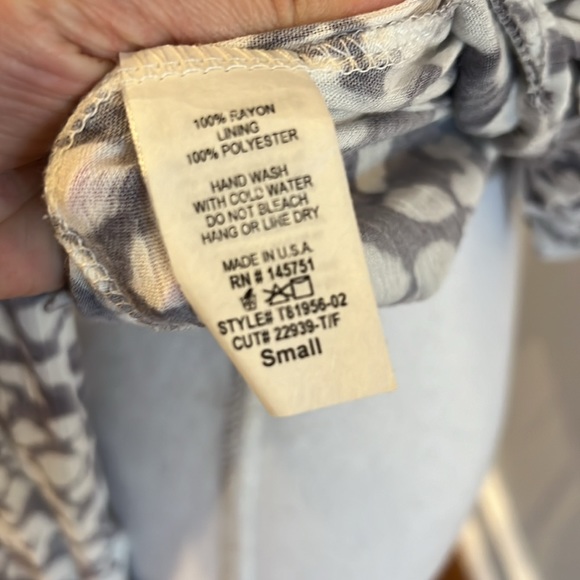 LIKE NEW GREY LEOPARD PRINT BLOUSE - SIZE SMALL - Picture 8 of 8